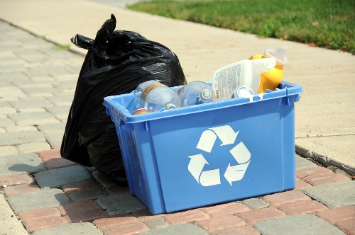 Lockable skip bin providing secure waste management